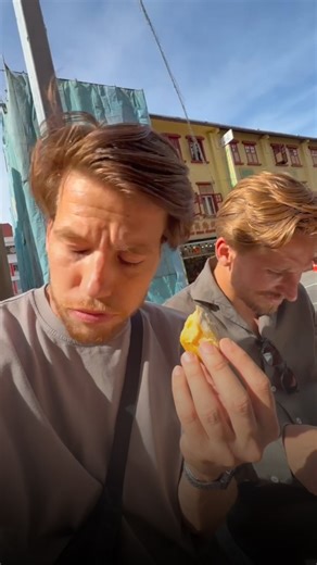 Expeditie Robinson on Instagram: "Expeditie voorbij? Niet voor Camiel en Mátyás! Tijd voor de echte missie: eten! 🍤 #expeditierobinson #vlog #foodvlog #48uur #streetfood De ultieme survivalstrijd. Voor de 27e keer zijn twintig kersverse kandidaten, samen met presentatoren Nicolette Kluijver en debuterend presentator Edson da Graça, afgereisd naar Maleisië. We kunnen ons opnieuw verheugen op een sensationeel avontuur vol met onverwachte wendingen en grote plottwists, waarin de expeditieleden con