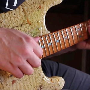 Guitar made of 36 ramen noodles packs 🎸 | MetDaan