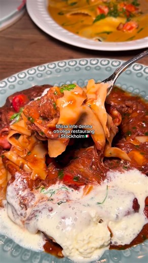 🍴Restauranger i Stockholm – mina bästa tips! on Instagram: "📍Capricci, Hornstull strand 4 Komponera ihop din egna fyrarätters-middag till ett bra pris i betalt samarbete med @capricci.sthlm 🍝🇮🇹 Den italienska restaurangen Capricci inleder året på bästa sätt, en meny med deras signaturrätter med råvaror efter säsong! Du får alltså komponera ihop en egen fyrarätters-middag för endast 399/499 kronor per person!🇮🇹🍝🍷😍 Maten på Capricci är god och vällagad - våra favoriter blev Salsiccia rag