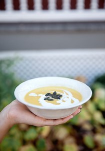 Potage aux courges poivrées, pommes & gingembre - Trois fois par jour