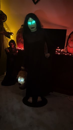 Gemmy animated “Ghost Girl with Head” 2007 ver animated figure #halloween #halloweendecor #gemmy #spirithalloween