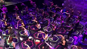 Du bist JUMPING Trainer/in und willst deine Teilnehmerinnen und Teilnehmer genauso zum Schwitzen und an die eigenen Grenzen bringen? Dann melde dich noch für einen der letzten Plätze beim JUMPING meets Shadowboxer Workshop an: https://bit.ly/2JuMjZh ;) | Jumping Fitness