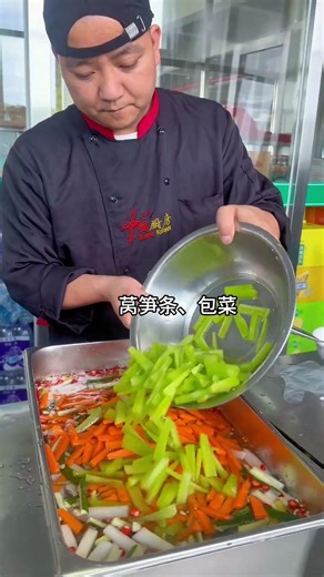 夏天吃饭没胃口的朋友，赶紧去试试这个《雪碧泡菜》，做法简单，酸辣爽脆，开胃又解腻！#泡菜#凉拌菜#雪碧泡菜#美食#上热门
