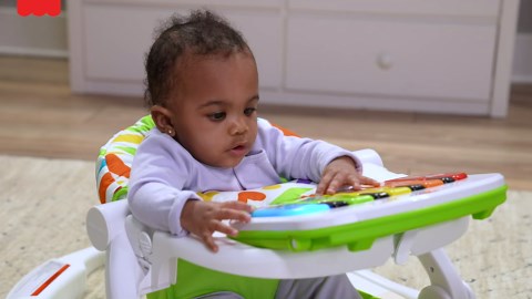 Fisher-Price Portable Baby Chair Kick & Play Deluxe Sit-Me-Up Seat with Piano Learning Toy and Snack Tray for Infants to Toddlers