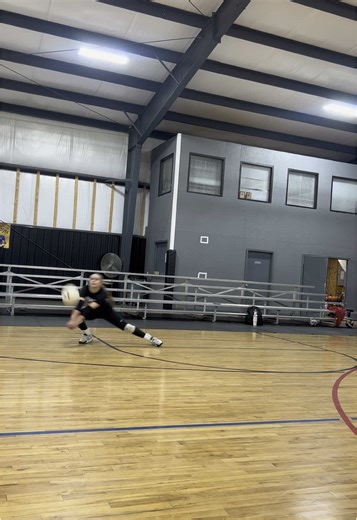 Mastering Defensive Reads for Middle Back Volleyball Players