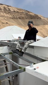 En Constructora SIP House seguimos revolucionando la forma de construir en el Perú 🇵🇪🏗️. Hoy te mostramos cómo fabricamos techos a dos o cuatro aguas utilizando tubos estructurales y contraplacando con nuestras placas LavaRock 🔥🪨, un sistema que nos permite lograr cualquier inclinación con rapidez, precisión y acabados de nivel premium ✨. Nuestro sistema SIP LavaRock combina estructura metálica liviana 🧱⚙️ con placas certificadas bajo normas ASTM 📄💯, resistentes al fuego, a la humedad y 