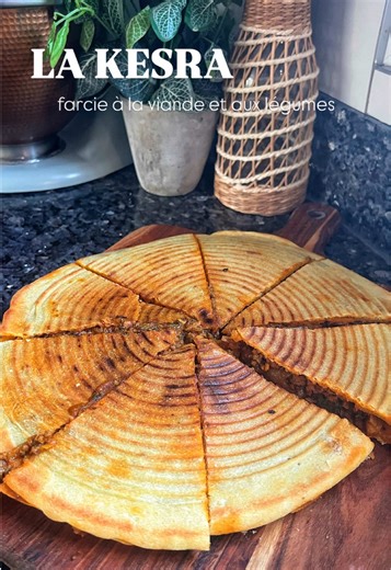 Pas d’idée pour ce soir ? Pas de panique la Kesra se réalise rapidement sans temps de repos. C’est une recette que je prépare très souvent, c’est une galette à base de semoule fine à manger nature ou bien farcie comme ici Qui a déjà testé de la faire ?? Pour une grande Kesra de 35cm de diamètre (8 parts) ou vous pouvez faire 6 petites : La farce : - 3 oignons - 3 gousses d’ail - 1 tomate mixée (ou pulpe de tomate) - 150g de viande hachée - 1 poivron rouge / 1poivron vert / 1 poivron jaune - 1/2 