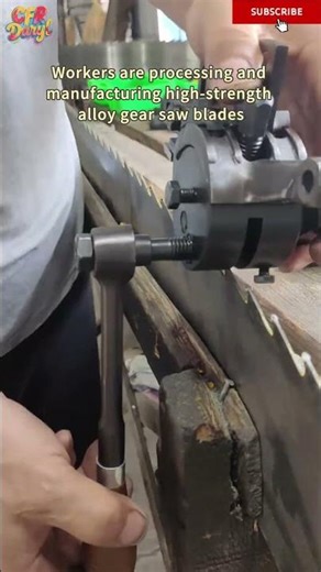 Workers are processing and manufacturing high-strength alloy gear saw blades