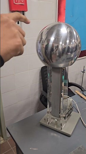 IGCSE physics. Van de Graaff generator. Discharging.