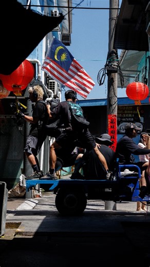 WP Creators on Instagram: "这可能是我们拍过最“痛”的一个镜头，也是最燃的一个。 🔥 为了这100秒的一镜到底，攝助不小心摔下车，但我們最後還是完成了作品！打开声音，听听那时候我们耳机里都在說什麼吧 「時光大耳窿」 內容以主角三人從老年生活為開始， 再以各種以時間為概念的拍攝手法， 倒退回去中年與青年時期。 老年時期使用了長達1分鐘40秒的一鏡到底， 中年時期轉換成青年時期， 使用了Stop Motion作為敘事方式， 像掉入了另一個時空把三人帶回青年時期。 這部MV從舞蹈、走位、拍攝手法都是前期互相配合再執行， 為這一首歌曲量身訂作，把這一首歌的故事配合畫面完整帶給觀眾。 The story begins with the three main characters in their old age. Through various time-based visual techniques, the narrative then rewinds back to their middle-aged and youth periods. The elderly