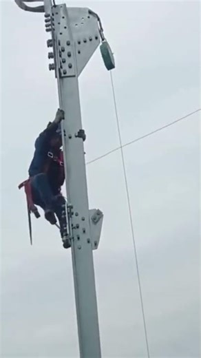 A Day in the Life of a Power Lineman ⚡#UtilityWork #HighVoltage #SkilledTrades #EnergyWorkers