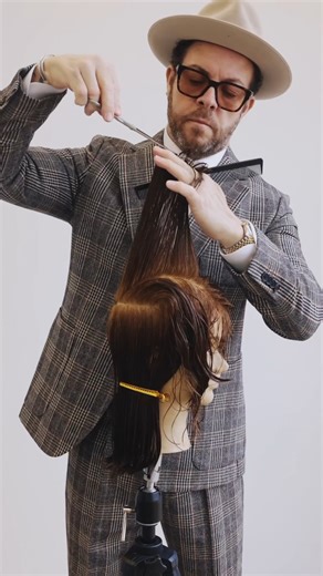 👩 Thank's @joeltorresstyle 🗣 "Disconnected inversion This is a simple and quich to create layers on the interior from short to long. Shorter in the front and longer in the back. - first step is creating a horseshoe section to isolate the bottom , when doing this think about how much density you want on the perimeter to decide how far low or high is going to be that section. -create a guideline starting in the center top and establish the desired lenght from the front and increasing in lenght t