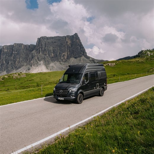 Freiheit beginnt dort, wo der Alltag endet 🚐 Der Hymer Grand Canyon S Xperience ist gemacht für alle, die nicht den Jahreszeiten folgen - sondern ihrer Neugier. Mit seinem ganzjährigen Komfort, dem eleganten Metallic-Look und smarter Konnektivität (5G-WLAN überall) wird jede Reise zum Erlebnis der Extraklasse. 👉 Jetzt entdecken und Freiheit erleben: https://www.hymer.com/de/de/camper-vans-kastenwagen/hymer-gcs-xperience | HYMER