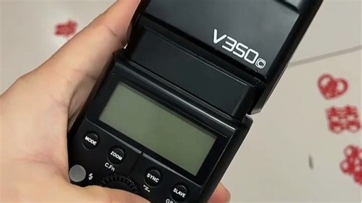 神牛SpeedLight 600EX-RT闪光灯，无线遥控轻松应对室内人像与户外拍摄，色彩还原真实，亮度稳定不突兀，让每一张照片都自然出众。