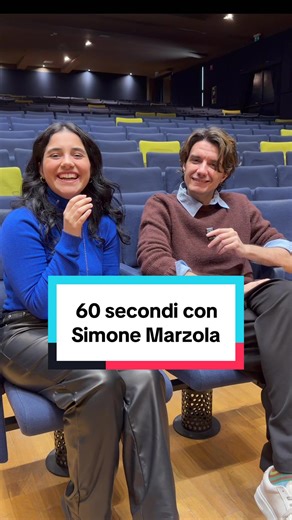 60 secondi. Domande a bruciapelo. Nessun tempo per pensarci 🎭🔥 Simone Marzola ha accettato la sfida… ma ora tocca a voi scegliere il prossimo 👀 👇 Chi dobbiamo intervistare nel prossimo video? Scrivetelo nei commenti. #MusicalCafe #TeatroTok #Intervista #MusicalTheatre #PerformerTok
