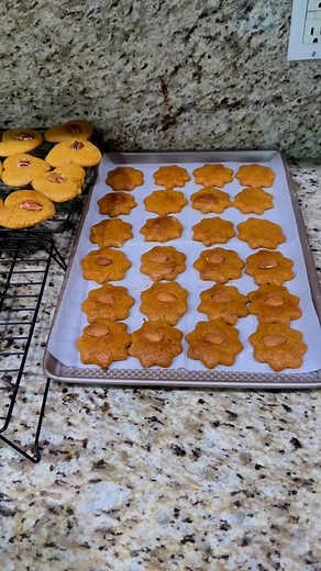 Morning baking, bread, honey cookies. | Gourmet Hungarian | Facebook