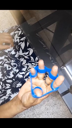 Finger extensor exercise to improve strength of extensor muscles of all the fingers post operation | Dr Preeti's Physiotherapy clinic