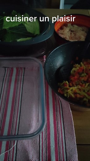 Vidéos de lilelou2005 (@lilelou2005) avec Manger, manger - Caillou