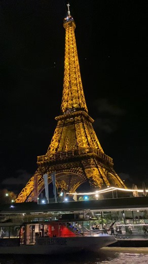 Cute Paris Wallpaper Featuring the Eiffel Tower