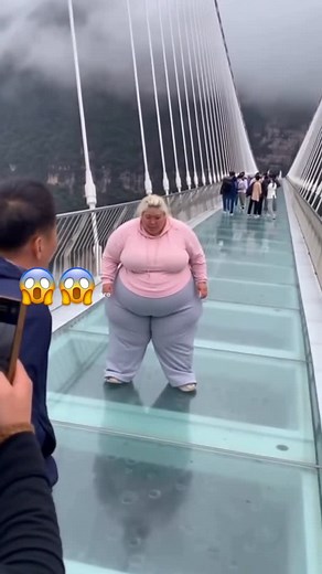 Jessicamiller on Instagram: "guy captures a shocking moment on the Zhangjiajie Glass Bridge — when the ‘unbreakable’ bridge suddenly cracks beneath a tourist 😱 #CaughtOnCamera #ChinaBridge” #fyp #explorepage #viral #collapse"