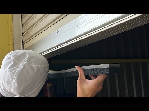 シャッター下部の隙間防止用スポンジを設置