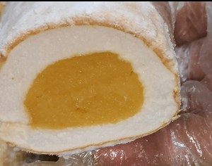 Brazo De Mercedes recipe,1/2 recipe maliit lng ito Sa paglagay ng palaman o Yung magspread na Tayo sa ating palaman ay huwag lng idiin ng Todo ,dapat magaang lang kamay at Ganon din sa pag roll natin maluwag lng ang paghawak para Hindi maging manipis ang meringue natin For filling ✅ 5 egg yolk ( large) 1/2 cup condensed milk (125ml) 1 tbsp vanilla extract 2 tbsp margarine For meringue ✅ 5 PCs egg white (large) 1/4 tsp cream of tartar 1 tbsp corn starch 1/2 cup white sugar Temperature:170_ 180°c 