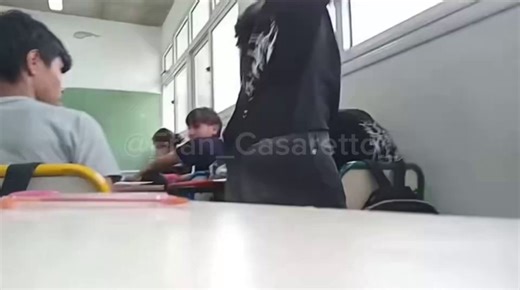 - No es lesbiana- No es un "pibe" es una chavala- le estaba pegando xq se hablaba con el ex de ellafachas de mierda