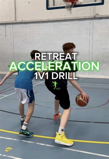 Retreat Acceleration 1v1 Drill🏀💨 The offensive player starts with a backward dribble, then explodes forward to attack the basket. While practicing this movement, the defender is positioned slightly to the side to give a small advantage.⚡️ This drill focuses on first-step speed, creating separation, and the ability to accelerate forward from backward movement.⛹🏻‍♂️ #BasketballDrills #BasketballTraining #Acceleration #Drills #1v1