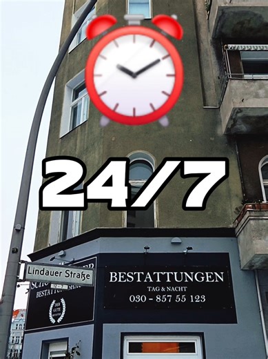 🎬 Bestattungsinstitut Tag & Nacht ⏰ – 24/7 geöffnet! Mitten in Berlin-Schöneberg zeigt ein riesiger roter Wecker die unfreiwillig komischen 24/7 Öffnungszeiten. Ein absurdes Alltagsmoment, das zeigt: Manche Dinge schlafen nie. Perfekt für Fans von schwarzem Humor, absurden Alltagssituationen und urbanen Momenten. A Berlin funeral home that never sleeps – open 24/7! Filmed in Berlin-Schöneberg, this absurd moment shows a giant red alarm clock perfectly timing the 24/7 opening hours. Hilariously 