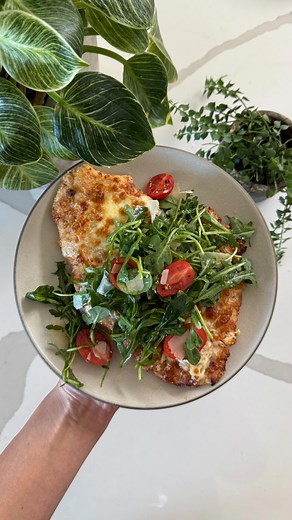 Cheesy chicken milanese✨ Chicken:▪️2 Chicken Breasts▪️Kosher Salt & Pepper▪️1/4 Cup Flour▪️1 Large Egg▪️1/4 Cup Panko Breadcrumbs▪️1/4 Cup Italian Breadcrumbs▪️1/4 Cup Grated Parmesan▪️Avocado Oil Spray or Olive Oil Spray▪️1 Cup Shredded Mozzarella▪️ Arugula Salad:▪️4 Cups Arugula▪️10 Cherry Tomatoes, sliced in half▪️1/4 Cup Shaved Parmesan▪️Freshly Squeezed Lemon Juice▪️Olive Oil▪️Kosher Salt & Pepper▪️ 1️⃣ Preheat the oven to 425F convection (or 450F regular bake) and line a baking sheet with