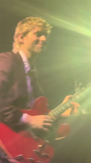 2011. A cute vibe #5sos #5secondsofsummer #lukehemmings #michaelclifford #calumhood #ashtonirwin #the5sosshow #the5sosshowtour