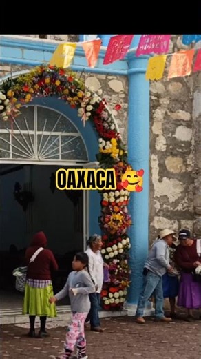 mujeres representando su traje típico de su comunidad #oaxaca #parati #ropa #bordado