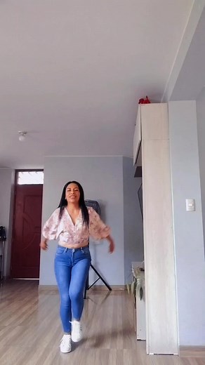 Traditional Peruvian Dance - Flor Pucarina Huaylas Performance