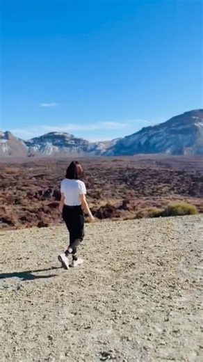 Kūno kalba – tai emocijų žemėlapis Kūnas niekada nemeluoja. Net jei mes patys ignoruojame savo jausmus, jis randa būdą prabilti. • Nerimas dažnai jaučiasi kaip spaudimas krūtinėje arba sunkumu kvėpuoti. • Pyktis kaupiasi pečiuose, kakle – tarsi neštum ne savo naštą. • Liūdesys gali pasireikšti sunkumu širdies plote arba net silpnumu kūne. • Užspaustos emocijos dažnai sukelia įtampą skrandyje ar žarnyne. ✨ Kūnas mums siunčia signalus ne tam, kad baustų, o tam, kad primintų: „Atkreipk dėmesį į tai