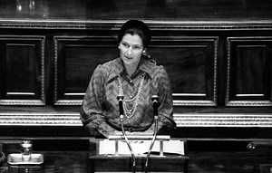 50 ans de la loi Veil sur l’IVG : Face à elle, la « haine »… Ces 3 jours de 1974 où Simone Veil a affronté l'Assemblée