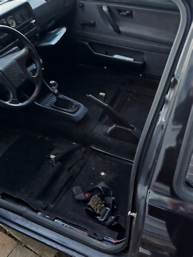 Rote Sitzgurte im Golf 2 einbauen in 60 Sekunden