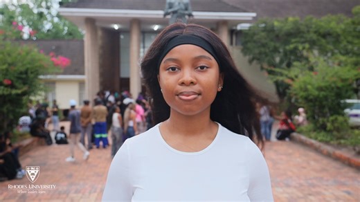 While RU Jamming is a competition, the primary goal is to help first-years bond with their housemates and integrate into the university culture. Day 1 energy was unreal! Bring that energy to the O-Fest tomorrow at The Ally Weakley Great Field. 📸 Siqhamo Jama | Rhodes University