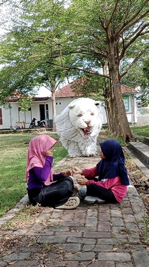 Detik detik alika wulan digigit can macanan saat asik main suit jepang