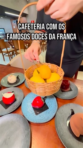 Curte BH - Dicas on Instagram: "RODÍZIO DE PIZZA NUMA CASINHA À VONTADE R$ 69,90 NA @dnahouseoficial O rodízio é completo: 📅 Dias: terça a quinta ⏰ Horário: 19h às 22h30 💰 Valores: • Adulto (a partir de 12 anos): R$ 69,90 • Crianças de 6 a 11 anos: R$ 39,90 Eles têm o famoso doce de capivara! 😍 Uma panna cotta de chocolate deliciosa (R$ 32) e os incríveis doces Cedric da França feitos pelo chef Lacir, no DNA House. Tem também o doce que parece um limão de verdade, com chocolate Callebaut e li