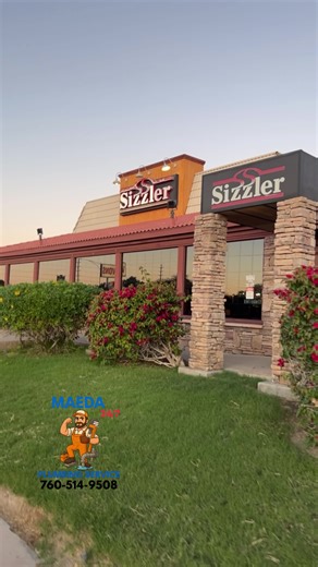 Sizzler Restaurant El Centro, California Línea Principal de Drenaje Destapada en 1 Hora – Emergencia Recibimos una llamada de EMERGENCIA urgente de Sizzler Restaurant Steakhouse & Buffet en El Centro, CA. Toda la cocina comercial estaba completamente tapada — el agua no drenaba. Otra compañía de plomería llegó primero e intentó destapar la línea principal sin éxito. Ahí fue cuando nos llamaron a nosotros. 🚀 Llegamos rápido. 🔧 Accedimos al clean out principal. 🌀 Usamos una máquina destapadora 