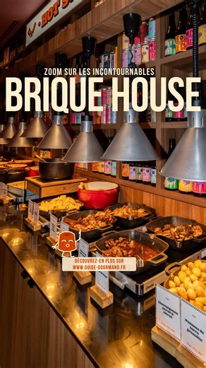 Guide Gourmand Bordeaux on Instagram: "On a testé le buffet à volonté le plus régressif de Bordeaux. 😱🍕 Direction Brique House / Refill Club, un lieu XXL ultra pop et coloré où tu peux manger à volonté dans une ambiance années 90-2000, avec de la street-food généreuse et des bières brassées sur place. Au menu : entrées, plats chauds, pizzas faites devant toi, accompagnements, et surtout un buffet de desserts complètement fou avec 3 fontaines de chocolat 🤤 Nous, on a testé la formule à 23,50 €