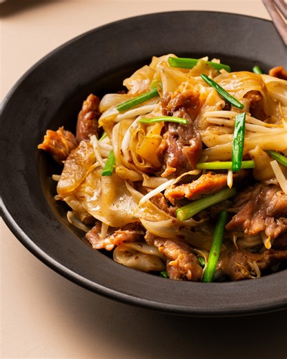 Silky noodles tender beef = Cantonese chow fun magic in 30 mins 🌟 | Quick and Easy Cooking with Marion