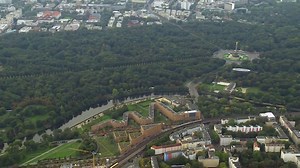 What a day it is. It´s race day. At the fastest marathon race track in the world. Watch the start of this great day! | BERLIN-MARATHON