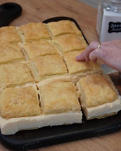 50K views · 1K reactions | Cremșnitul de casă, făcut de la zero – cu foi fragede și cremă fină de vanilie  Nu e cea mai rapidă rețetă, dar e imposibil să-i reziști! Straturi aurii care se desfac în foițe și o cremă ușoară, parfumată, exact ca în copilărie  ➡️ Vezi rețeta completă în linkul din primul comentariu. #cremsnit #retetetraditionale #prajituridecasa #bucatearomate #desertromanesc #cremădevanilie | Bucate Aromate | Facebook