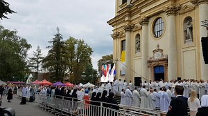 VYSIELAME PRIAMY PRENOS ZO ŠAŠTÍNA Spojte sa s nami s pútnikmi pri Sedembolestnej Panne Márii! | Rádio Lumen