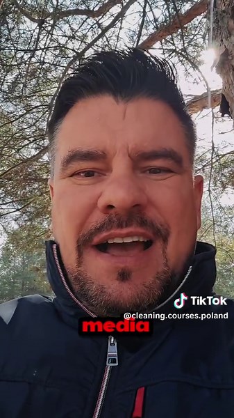 Blok #REKLAMA vs 2/10 ________________________ W branży czystości bardzo wielu ludzi nadal patrzy na reklamę jak na pojedynczy ruch. Jeden post. Jedna rolka. Jedna reklama. Jedna promocja. I później rozczarowanie, że nic z tego nie wynika. Tylko że reklama nie działa jak zapalniczka. Klik i ogień. Reklama działa jak system. Masz treści. Masz social media. Masz wizytówkę Google. Masz stronę internetową. Masz opinie. Masz reklamę płatną. Masz kontakt do starych klientów. Masz komunikację, która pr