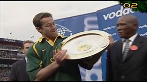 In the final game of the 2002 Tri Nations, the Springboks dramatically beat Australia 33-31 to win their first Mandela Challenge Plate at Ellis Park. Look out for Werner Greeff's last-minute try and conversion ⏰🇿🇦🏆 | SuperSport Rugby