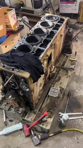 Tearing Down a Cat 3406b Engine - Exploring Rod Bearings