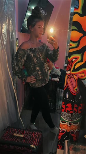 Secret 😘 (@lanieloveshim)’s videos with Do I Ever Cross Your Mind - Chet Atkins & Dolly Parton