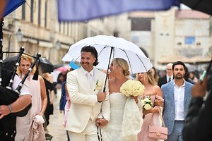 Nakon vjenčanja, Nicole Artukovich i Liam Stewart napravili đir Stradunom. Kiša im nije pokvarila planove, izazvali su osmijehe mnogih